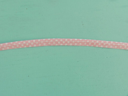 passepoil rose à pois blanc 10 mm gros plan